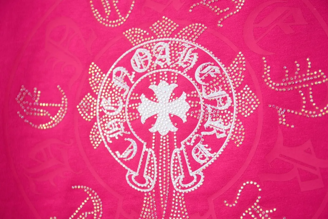 🅿️190 Ch*ome Hearte 25SS early spring new style Crow heart graffiti printed hot diamond short sleeves Light luxury essential item for daily commuting for men and women Correct version Welcome to compare Detailed features · 320g 100% pure cotton double yarn jersey fabric · Custom dyed in the same cylinder, special thickened 32 pieces double-strand 1X1 thread · Digital direct printing ➕Imported Australian pearlescent diamonds · Double needle stitching and cross-stitch technology · Original main mark, washed tag, brand moisture-proof paper packaging Color: black/white/rose red/grey Size: S/M/L/XL